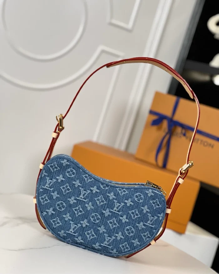 REBCE Louis Vuitton CROISSANT A Stylish Medium-Sized Bag
