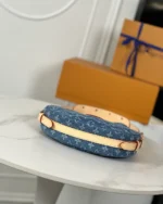 REBCE Louis Vuitton CROISSANT A Stylish Medium-Sized Bag