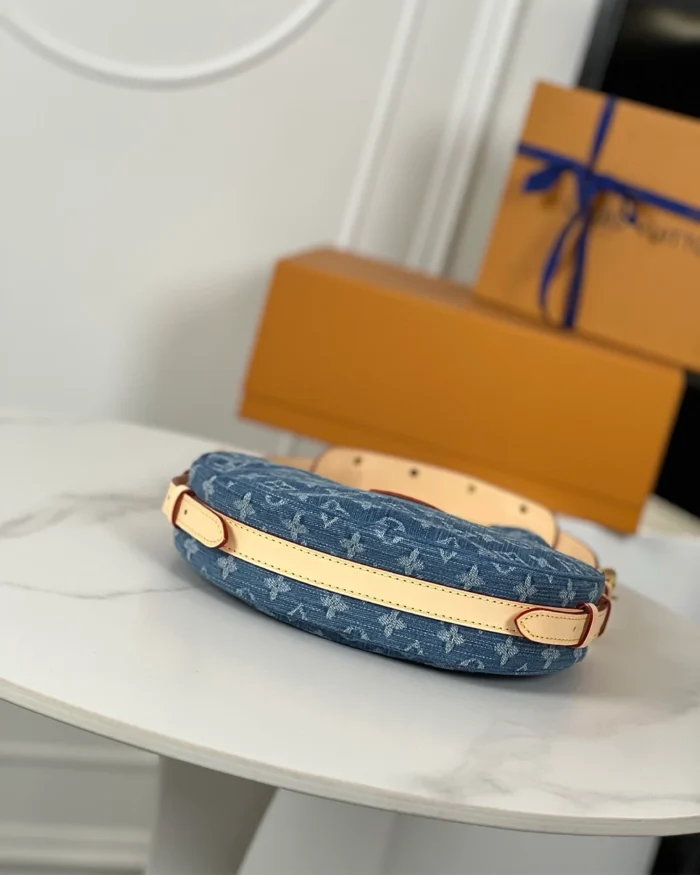 REBCE Louis Vuitton CROISSANT A Stylish Medium-Sized Bag