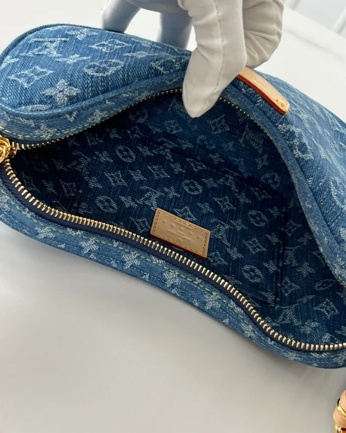 REBCE Louis Vuitton CROISSANT A Stylish Medium-Sized Bag