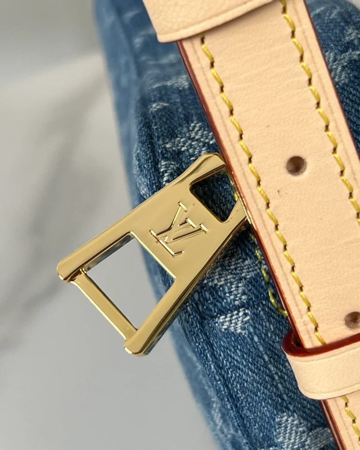 REBCE Louis Vuitton CROISSANT A Stylish Medium-Sized Bag
