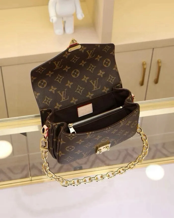 REBCE Louis Vuitton Métis East West Pochette