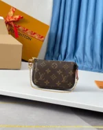 REBCE Louis Vuitton Mini Pochette Accessoires Clutch