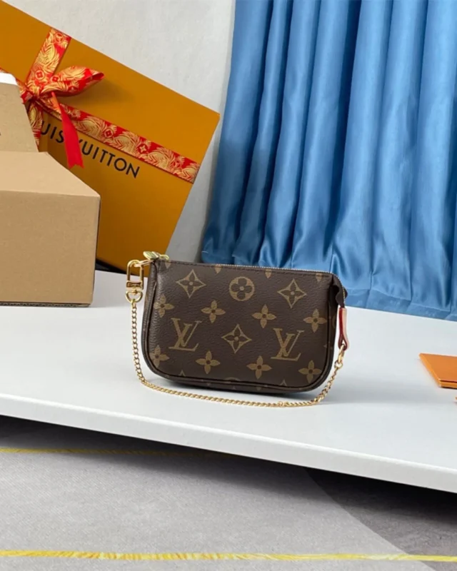REBCE Louis Vuitton Mini Pochette Accessoires Clutch