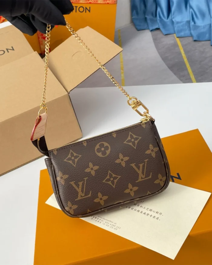 REBCE Louis Vuitton Mini Pochette Accessoires Clutch