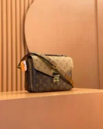 REBCE Louis Vuitton POCHETTE METIS handbag