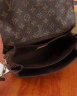REBCE Louis Vuitton Pochette Metis - Stylish Compact Bag